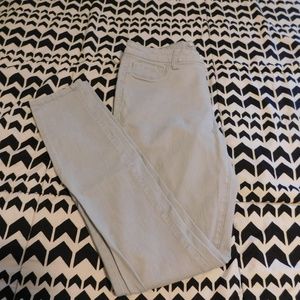 Baby gray Refuge skinny jeans.